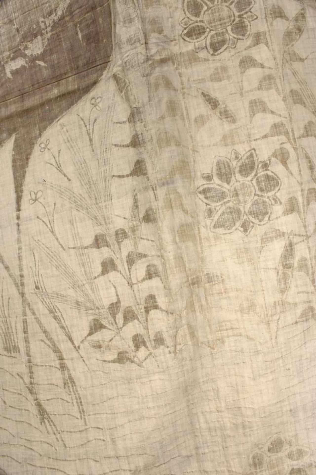 Wandbehang aus Seide, wohl Frankreich A.20.Jh., altweiße Seide mit Malerei aus verdickter, wohl - Bild 12 aus 13