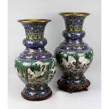 Paar große Cloisonnévasen mit Dekor von Kranichen, China um 1900, balusterförmiger Kupferkorpus