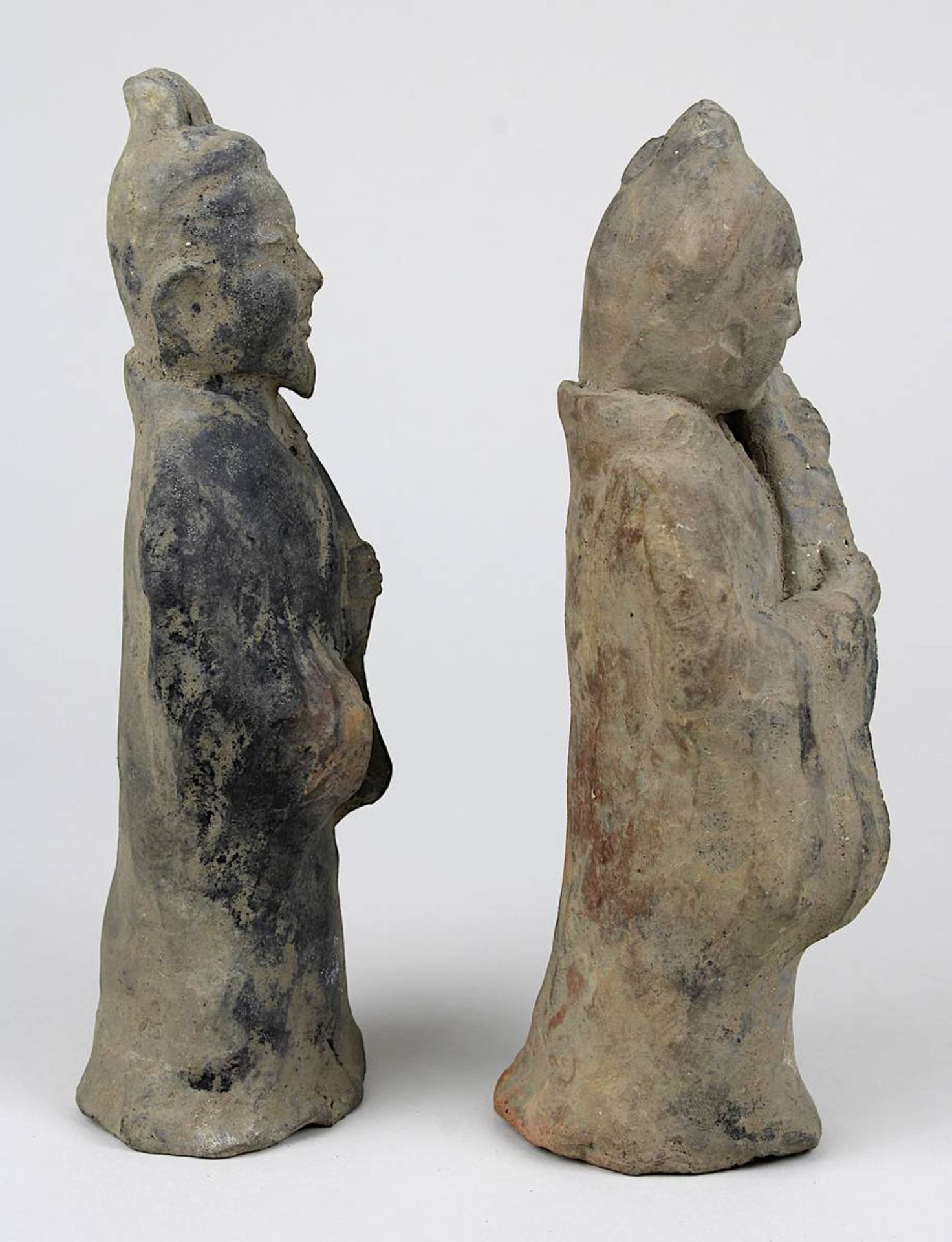 Zwei Tonfiguren, China, wohl Tang-Dynastie, eine männliche und eine weibliche Figur mit - Image 4 of 5