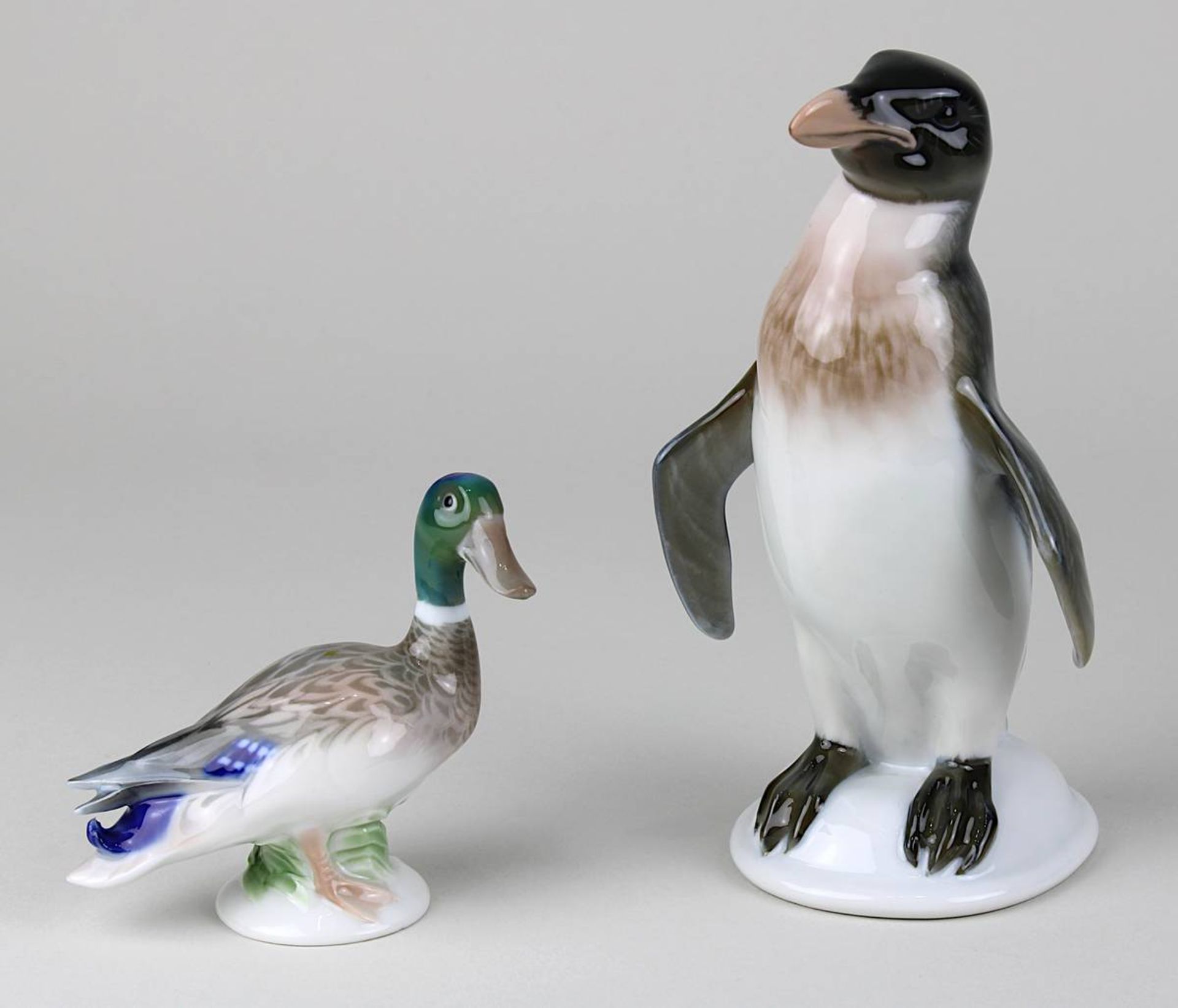 Rosenthal Enterich und Rosenthal Pinguin, beide Porzellan farbig unter Glasur bemalt: Pinguin
