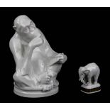 Rosenthal Lesender Affe und Rosenthal Miniatur-Elefant: Lesender Affe Entwurf Max Lange um 1900,