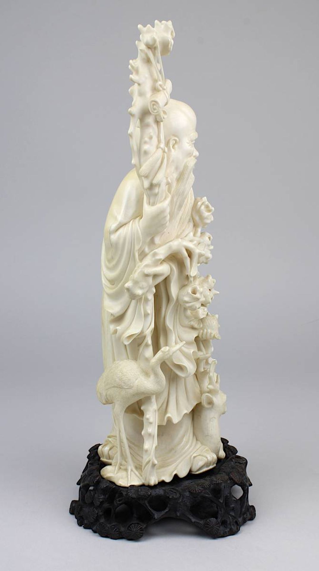 Stehender Shou Xing aus Elfenbein, China um 1920, stehende Figur des Gottes der Langlebigkeit als - Image 4 of 5
