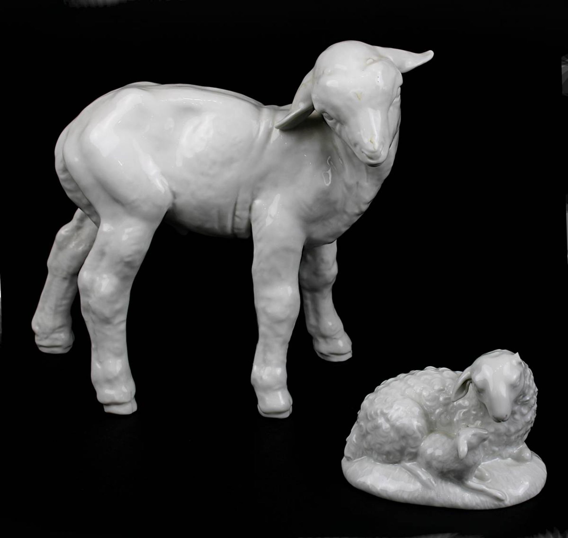 2 Meissen-Figuren Schafe: Stehendes Lamm, Entwurf Erich Oehme um 1919, Ausführung nach 1933, im