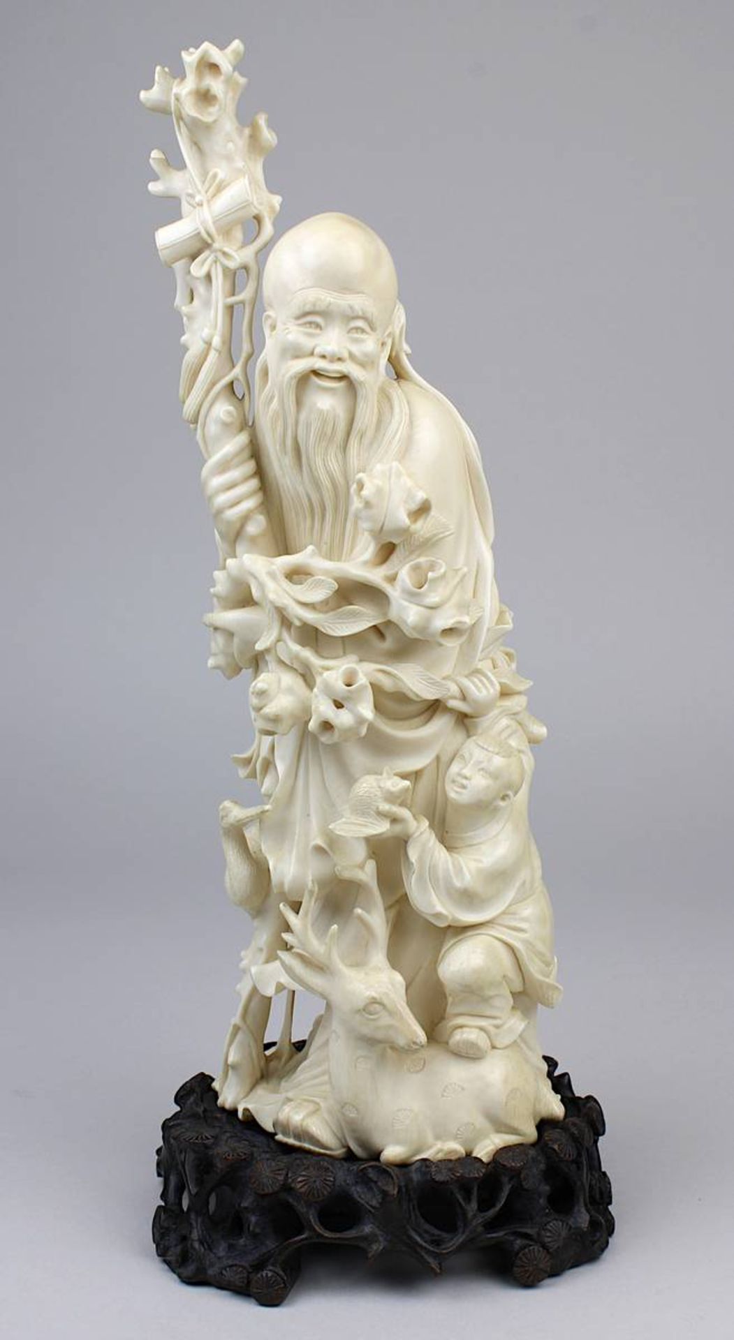 Stehender Shou Xing aus Elfenbein, China um 1920, stehende Figur des Gottes der Langlebigkeit als