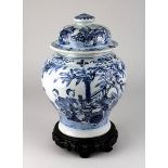 Blauweiß-Deckelvase, China Kangxi-Periode 1662-1722, Porzellan weißer Scherben, handgedrehtes Gefäß,