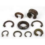 Sammlung von 9 offenen Bronze-Armreifen bzw. Manillen, altes Zahlungsmittel in Westafrika,