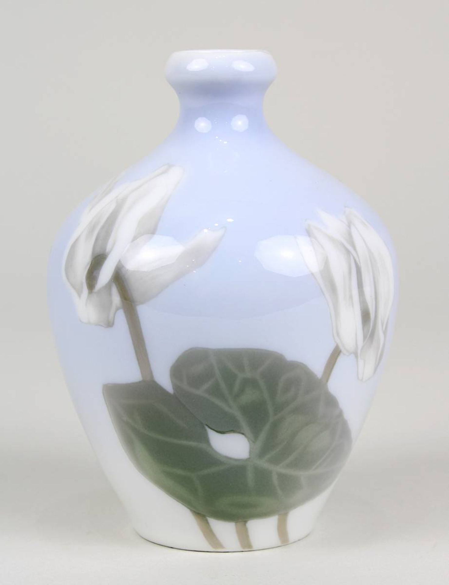 Royal Copenhagen Kleine Jugenstil-Vase mit Dekor von Alpenveilchen, Formentwurf Arnold Krog um 1890,