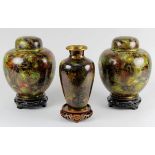 3 Cloisonné-Vasen, China Mitte 20. Jh.: Paar Deckelvasen und 1 Vase, alle mit sehr ähnlichem Dekor