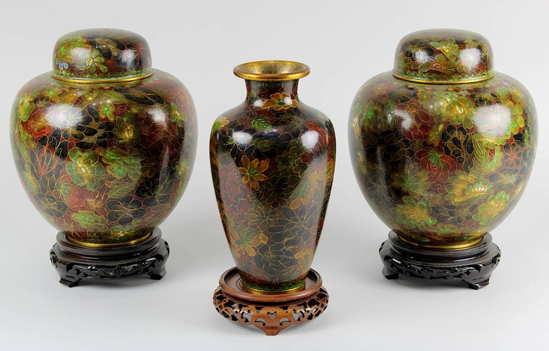 3 Cloisonné-Vasen, China Mitte 20. Jh.: Paar Deckelvasen und 1 Vase, alle mit sehr ähnlichem Dekor