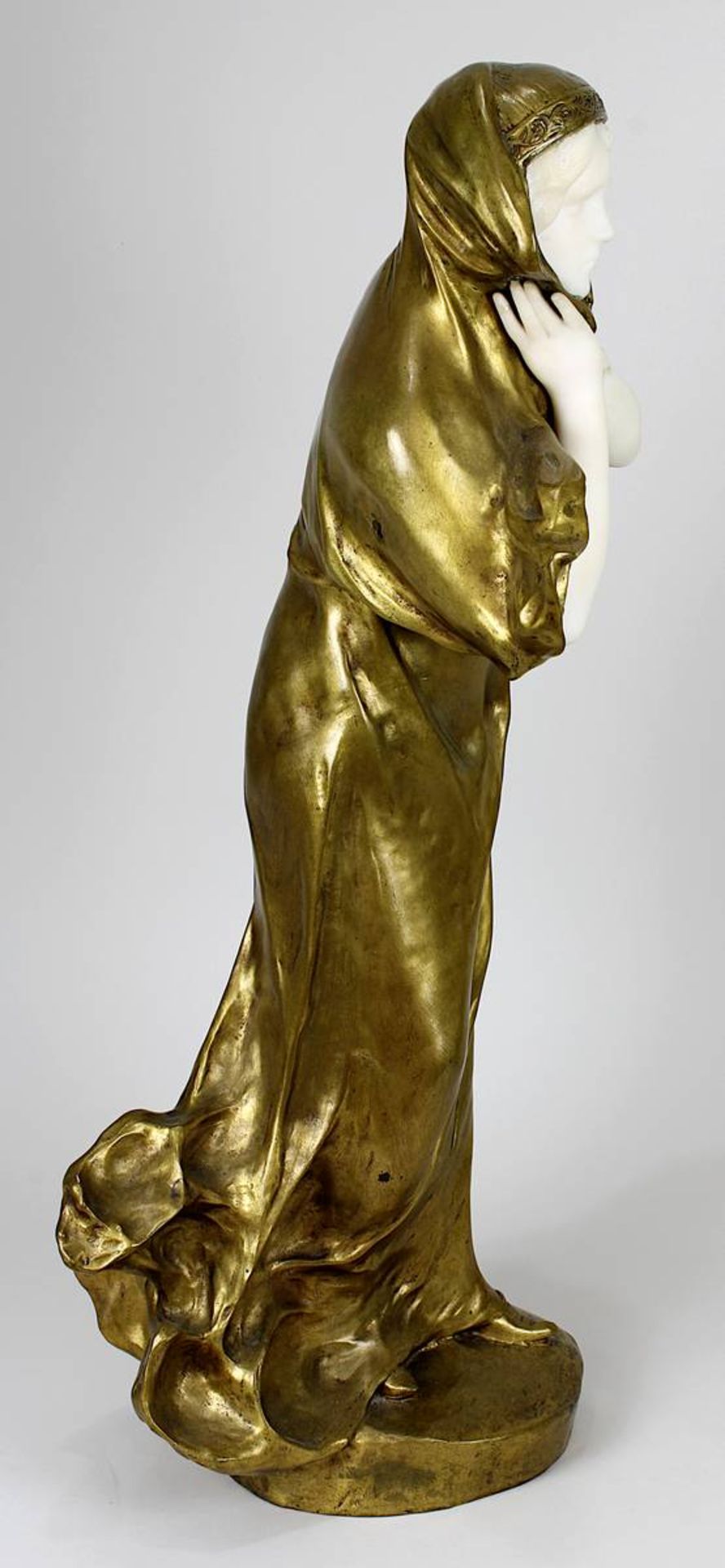 Gory, Affortunato (Florenz vor 1895 - 1925), Junges Mädchen an stürmischem Tag, Bronze golden - Image 4 of 7