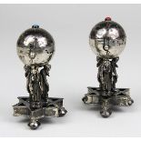 2 Silber-Gefäße in Form von Besamimbüchsen, jew. in Kugelform und an der Seite zu öffnen, stehend