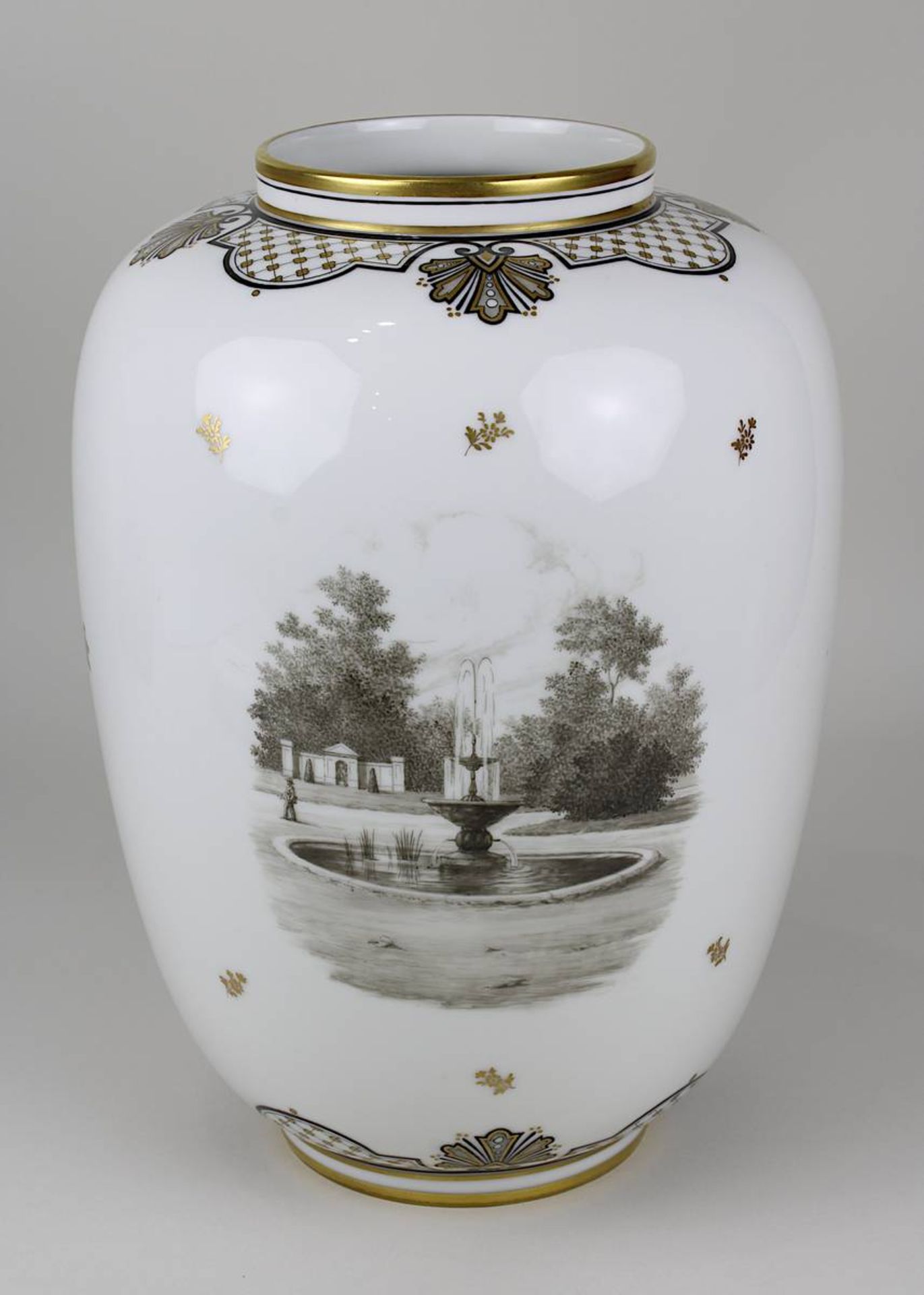 Porzellanvase mit Wiener Rathaus-Motiv, Wien Augarten, um 1920, Porzellan, leicht cremefarbener - Image 2 of 3