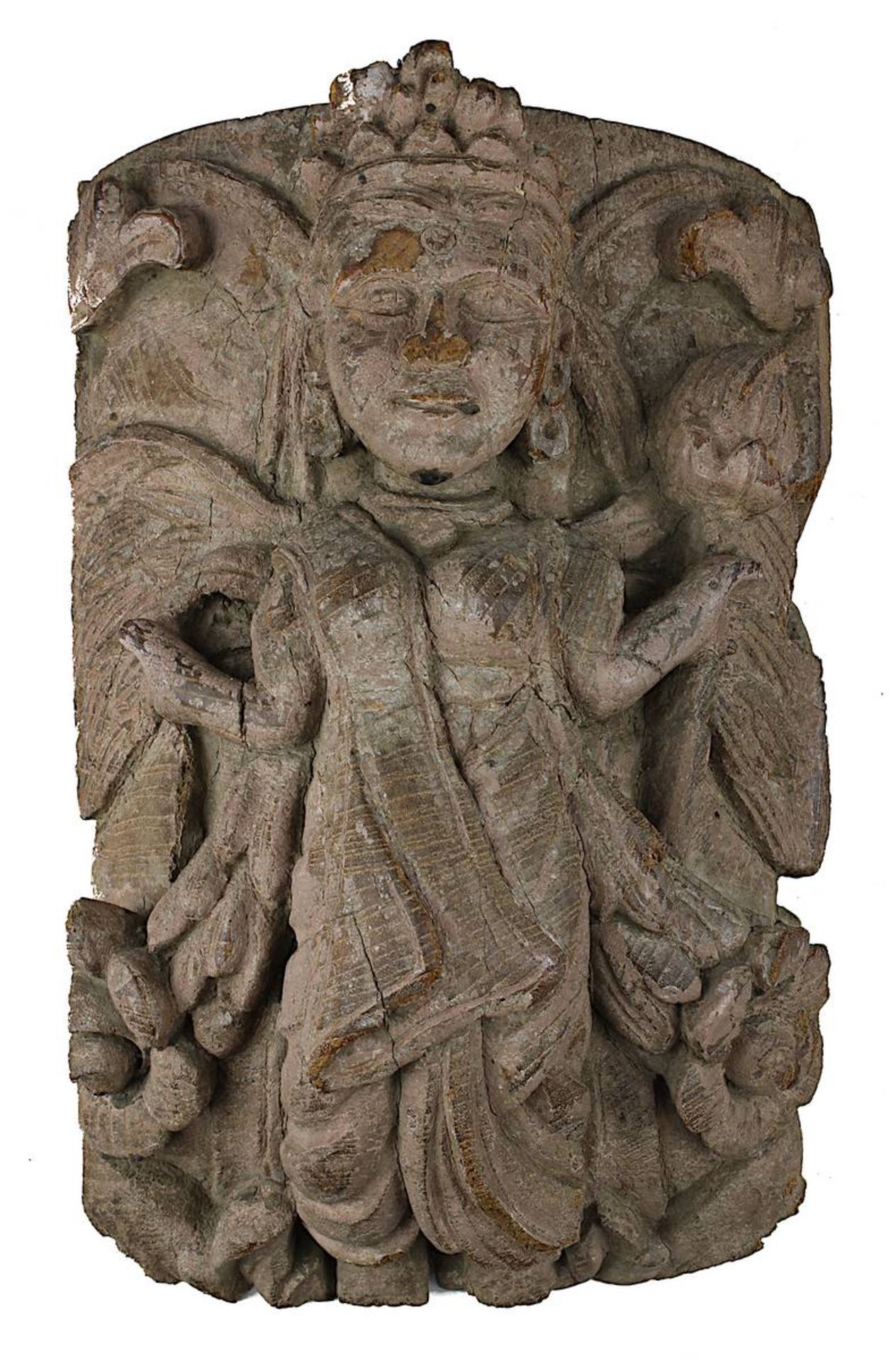 Geflügelte Apsara als Konsolfigur vor gewölbter Platte, Südindien um 1900, schweres Holz
