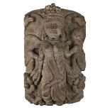 Geflügelte Apsara als Konsolfigur vor gewölbter Platte, Südindien um 1900, schweres Holz