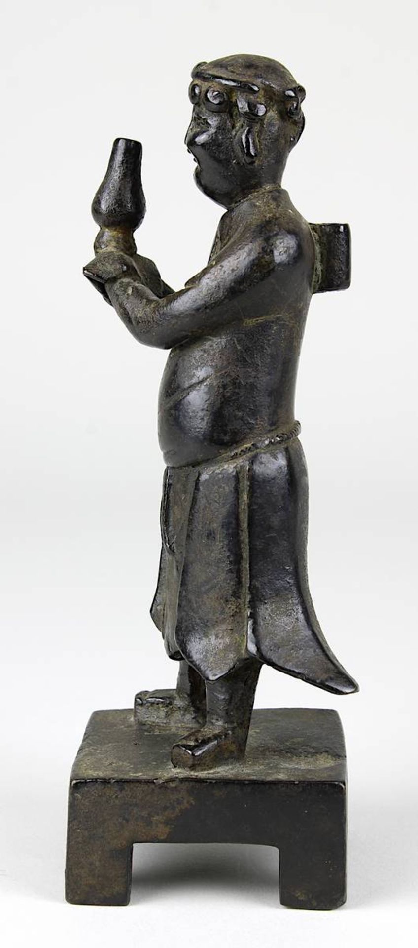 Ming Bronzefigur, wohl Mönch mit Gefäß für Reinigungsritual, China Ming-Dynastie , vollplastische - Bild 3 aus 6