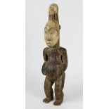 Dekorative afrikanische Fetischfigur, Holz geschnitzt, stehende Figur mit leicht gebeugten Beinen