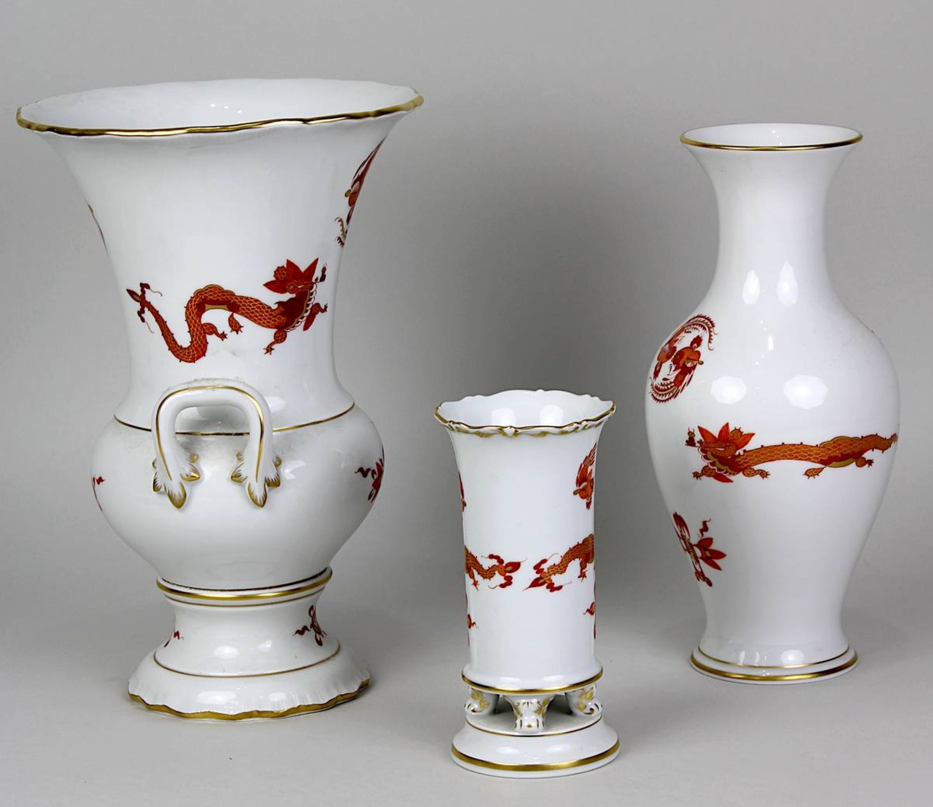 Drei Vasen, Meissen 2. H. 20. Jh., Dekor roter Drache mit Goldrändern, purpur u. gold staffiert: - Image 2 of 5