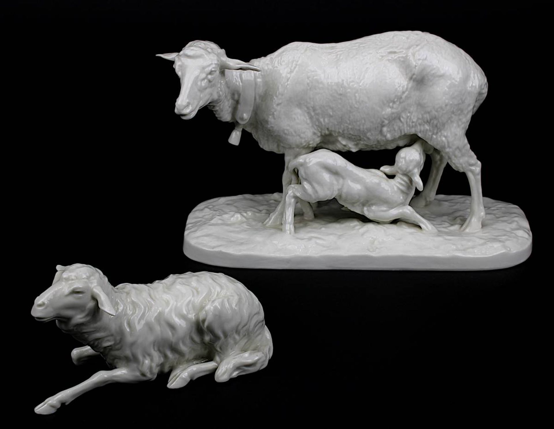 Nymphenburg Schaf mit Lamm und Liegendes Schaf, 2 Figuren: Mutterschaf und trinkendes Lämmchen,