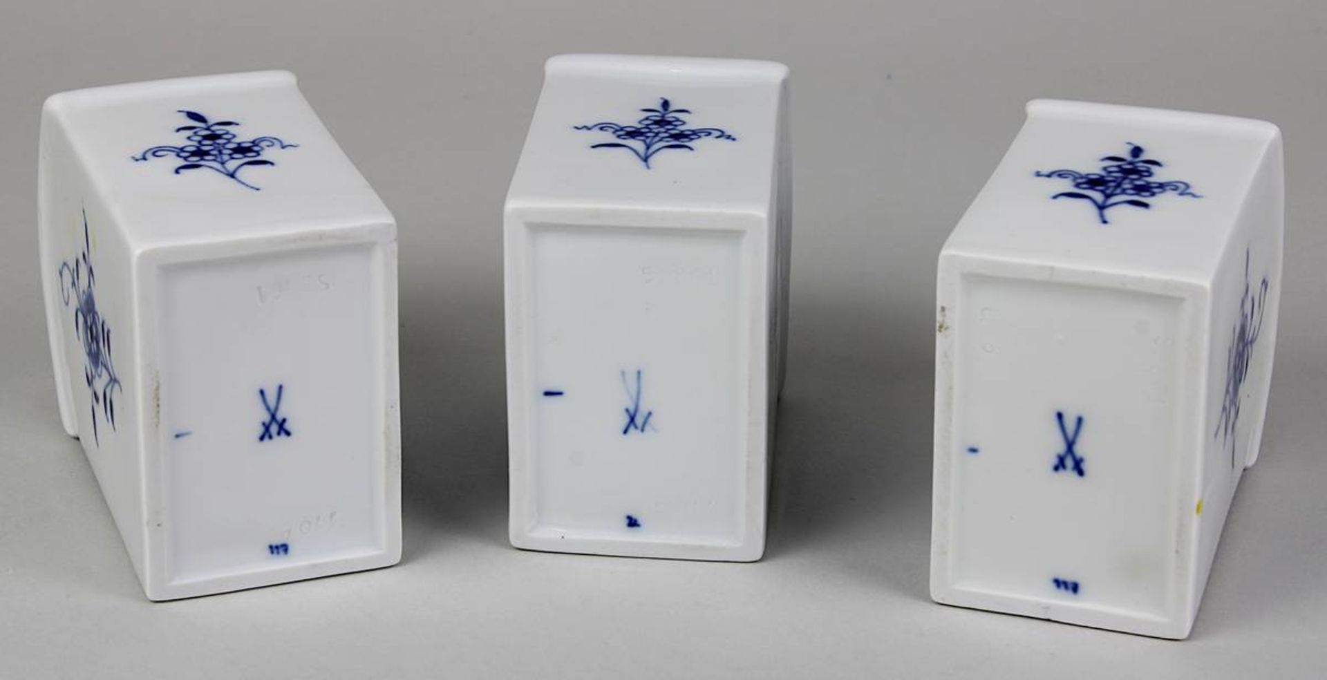Drei Teedosen, Meissen 2. H. 20. Jh., Dekor Zwiebelmuster, Deckel mit Zapfenknäufen, alle auf - Image 3 of 3