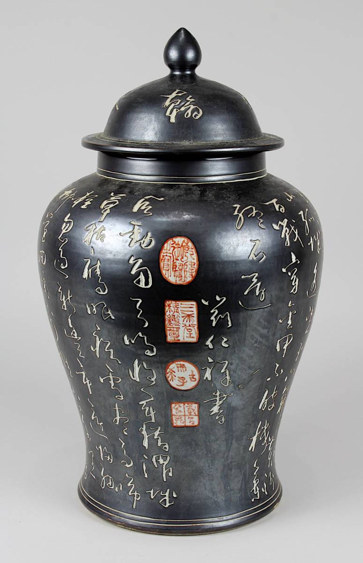 Chinesische Deckelvase mit Schriftzeichen, China 19. Jh., Porzellan, weißer Scherben, gedrehter