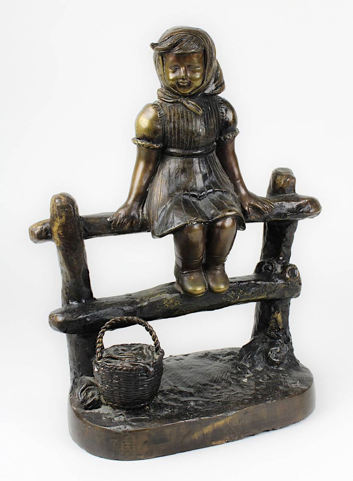 Künstler 2. H. 20. Jh., Junges Mädchen auf einem Zaun sitzend, Galvanoplastik, braun-goldene Patina,