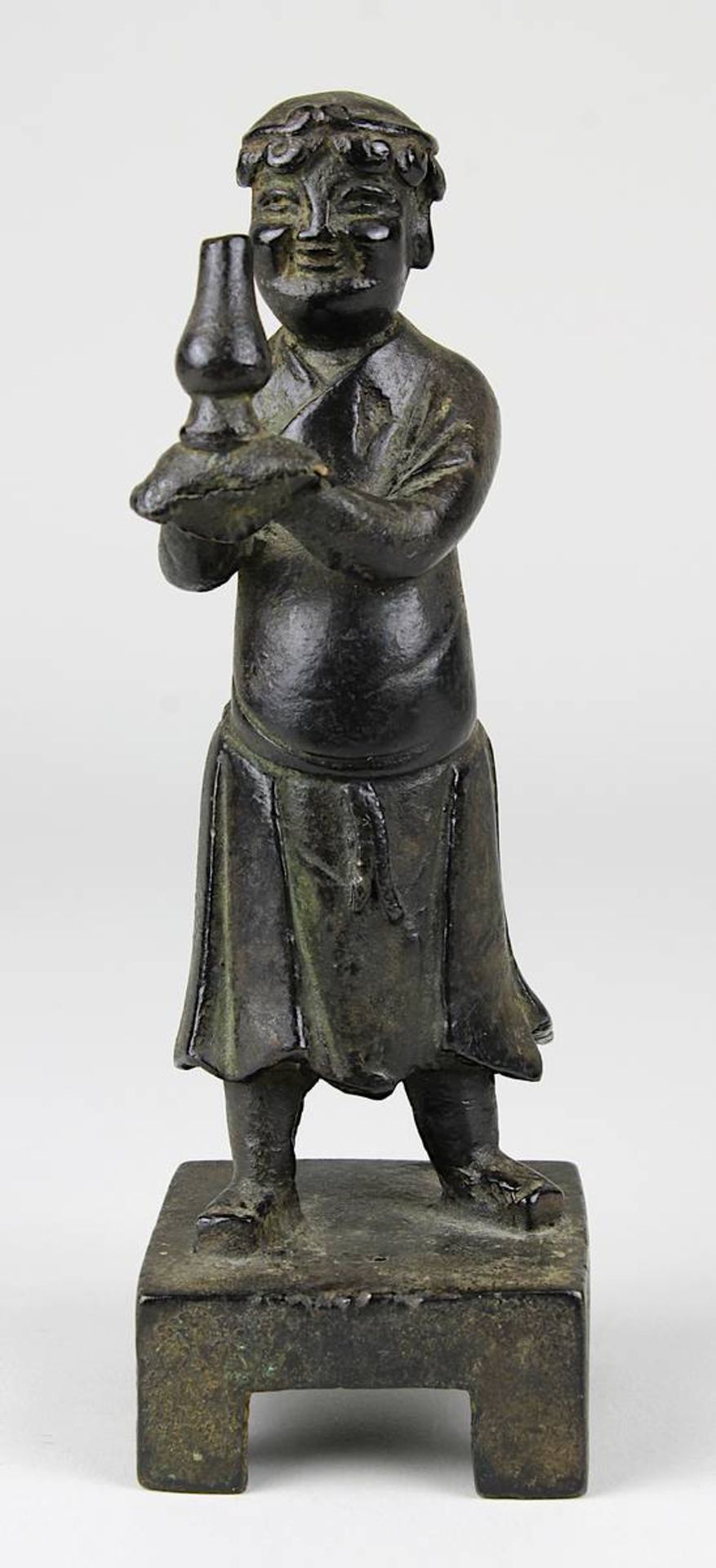 Ming Bronzefigur, wohl Mönch mit Gefäß für Reinigungsritual, China Ming-Dynastie , vollplastische - Bild 2 aus 6