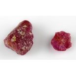 2 Rubine, roh, 2,11 bzw. 9,65 ct, beide aus Kenia, der kleinere hellrot, der größere dunkel-rosarot.