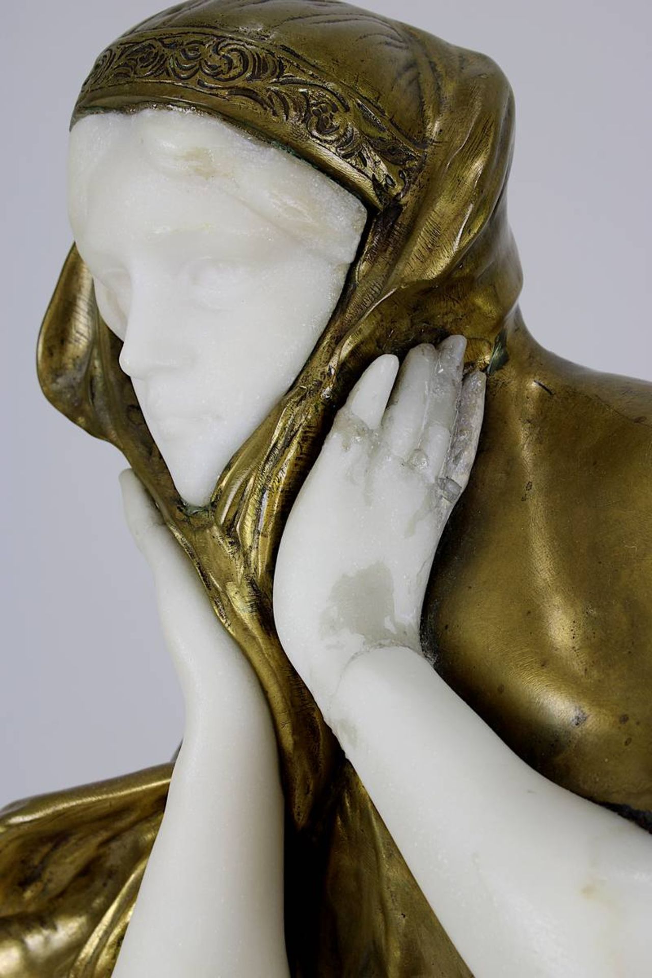 Gory, Affortunato (Florenz vor 1895 - 1925), Junges Mädchen an stürmischem Tag, Bronze golden - Image 5 of 7