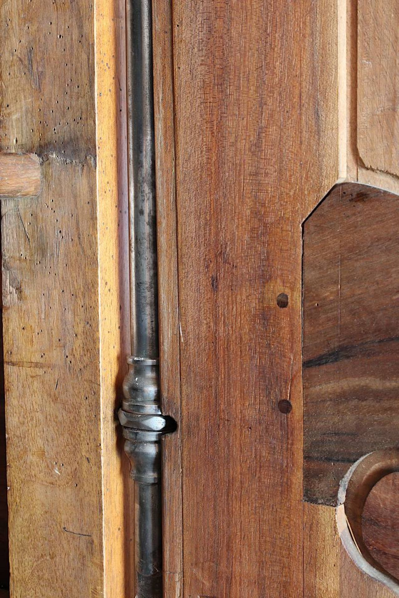 Lothringer Schrank 18. Jh., Nussholz u. Nussmaser massiv, zweitürig, Türen dreifach kassettiert, mit - Bild 9 aus 11