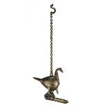 Indische Öllampe aus Bronze in Form eines Vogels, um 1900, hängend an Kette, mit Aufhänger in Form