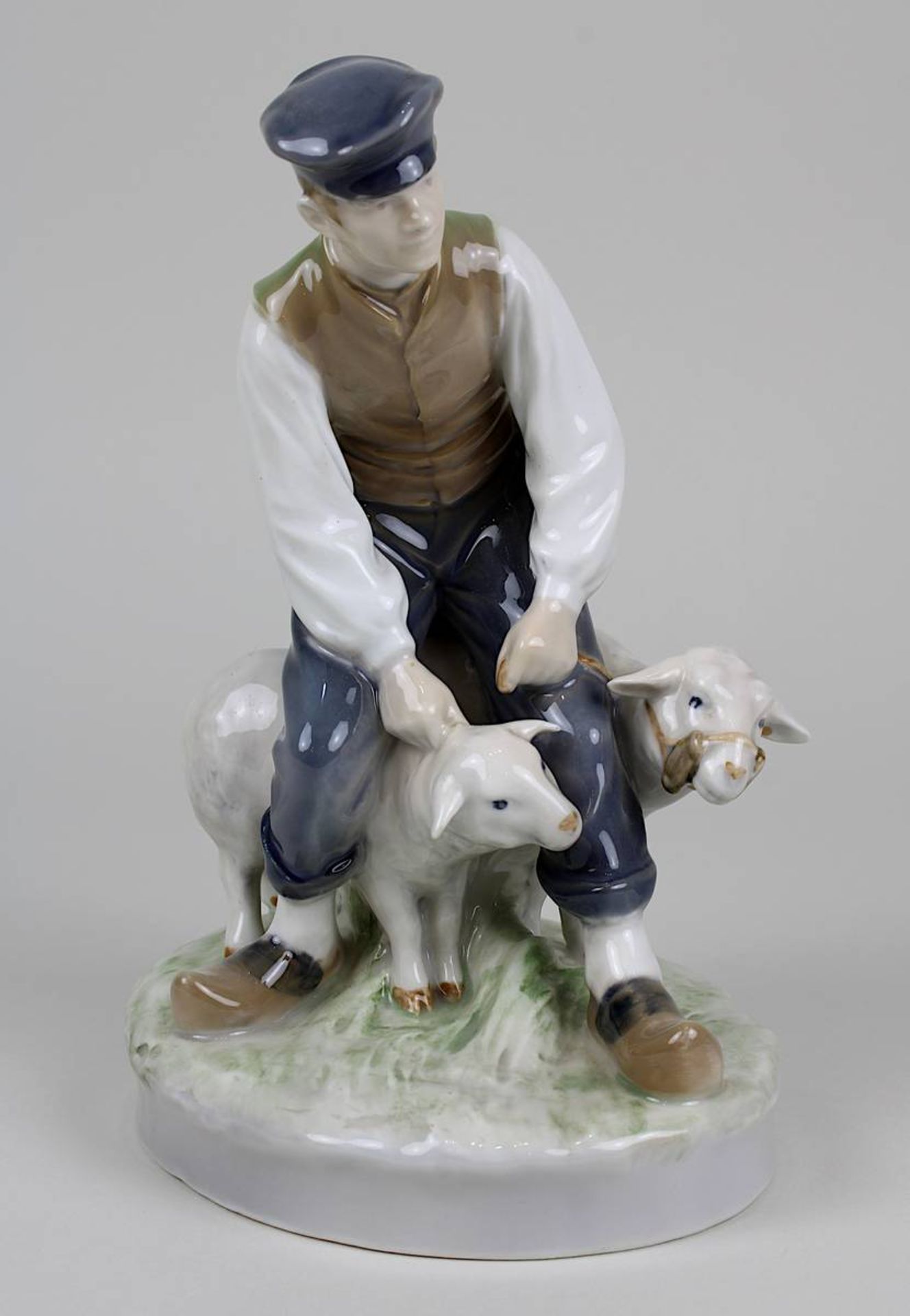 Junger Bauer mit zwei Schafen, Porzellanfigur Royal Copenhagen, Dänemark M. 20. Jh., Entwurf