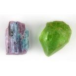 Peridot und Paraiba-Turmalin: Peridot aus Pakistan, Rohkristall, 49,22 ct, 23 x 17 mm; Paraiba-