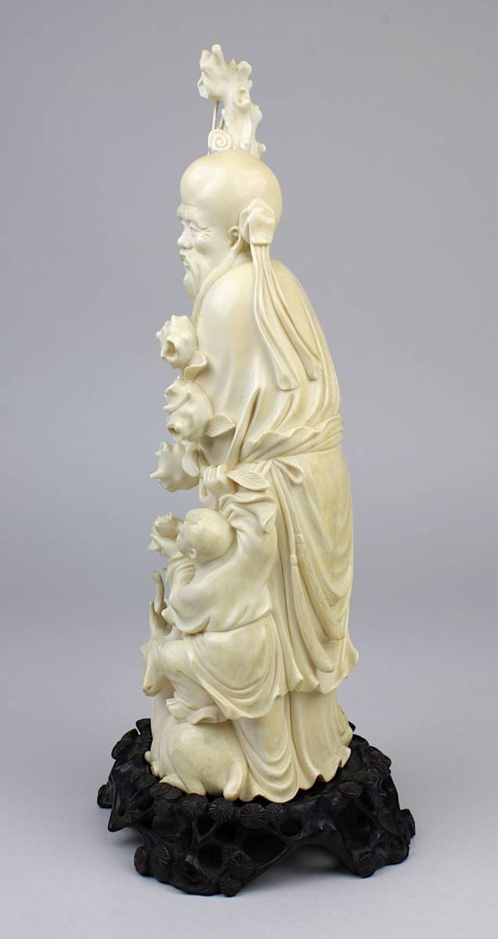 Stehender Shou Xing aus Elfenbein, China um 1920, stehende Figur des Gottes der Langlebigkeit als - Bild 2 aus 5