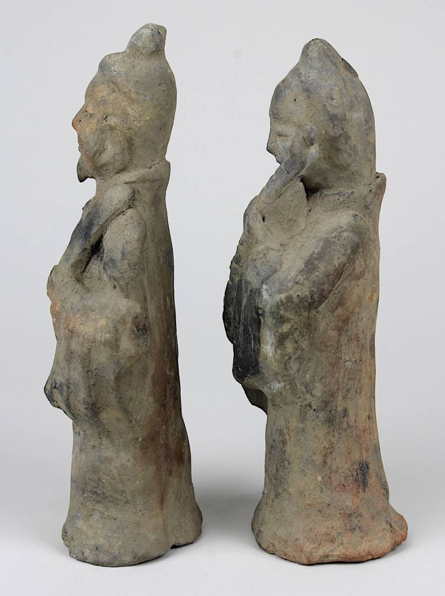 Zwei Tonfiguren, China, wohl Tang-Dynastie, eine männliche und eine weibliche Figur mit - Image 2 of 5