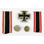 Eisernes Kreuz 1. Klasse, Deutsches Reich 1914 - 1918, WK. I, an Drehscheibe, dazu 2 Bandstücke u. 2