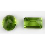 Zwei Peridot-Steine, einer oval und facettiert, 4,84 ct., Länge 11 mm, Breite 9 mm, Tiefe 7 mm,