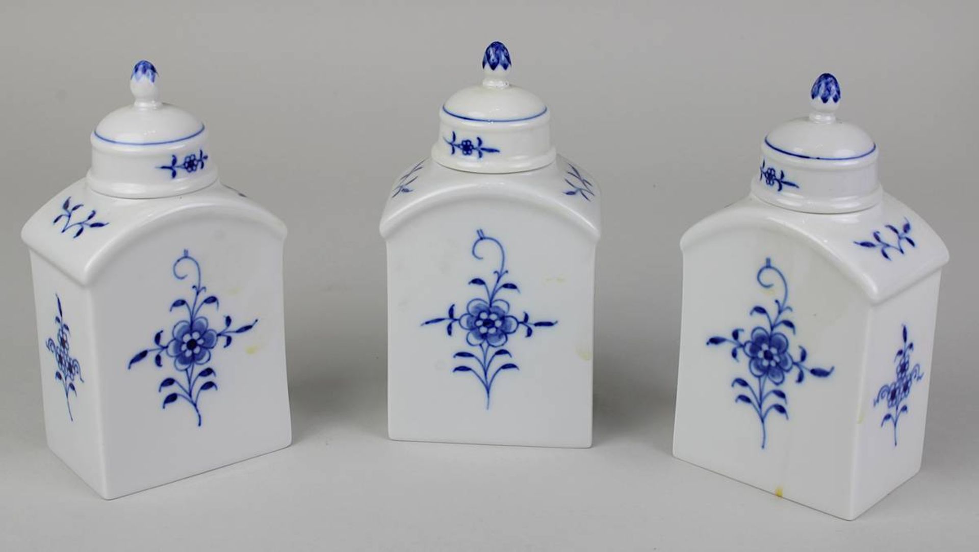 Drei Teedosen, Meissen 2. H. 20. Jh., Dekor Zwiebelmuster, Deckel mit Zapfenknäufen, alle auf - Image 2 of 3