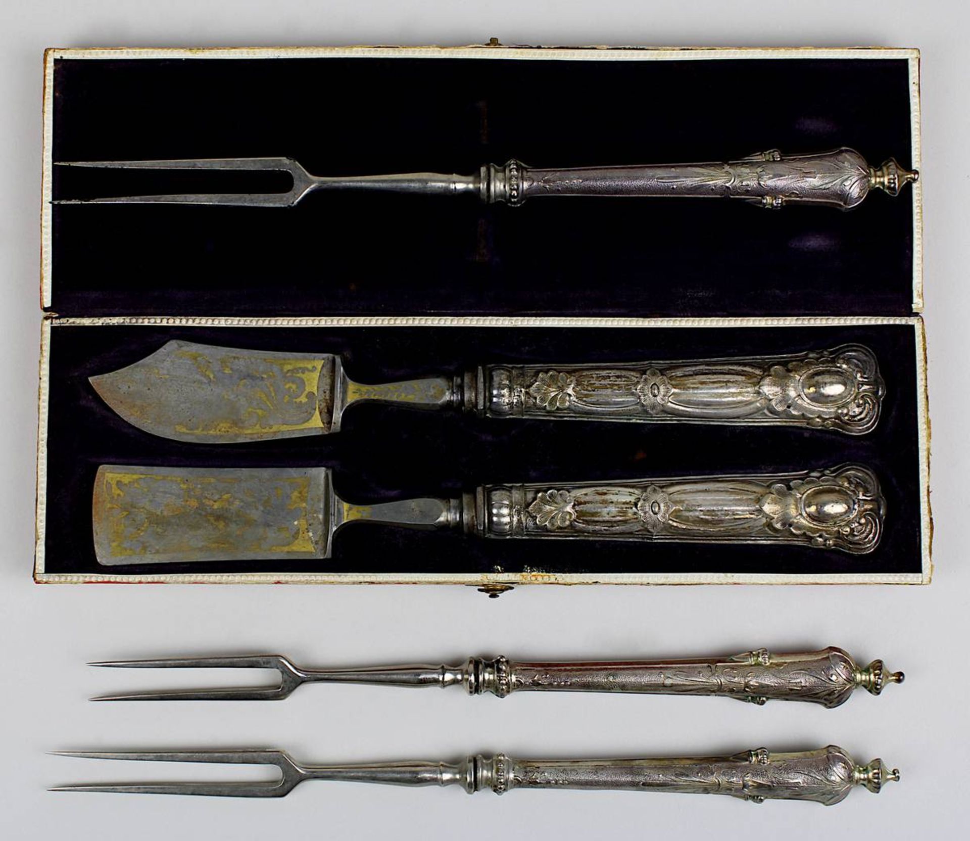 Fünf Vorlegeteile mit Silbergriffen, deutsch 19. Jh., Butter- u. Käsemesser im org. Etui, um 1850,