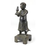 Ming Bronzefigur, wohl Mönch mit Gefäß für Reinigungsritual, China Ming-Dynastie , vollplastische