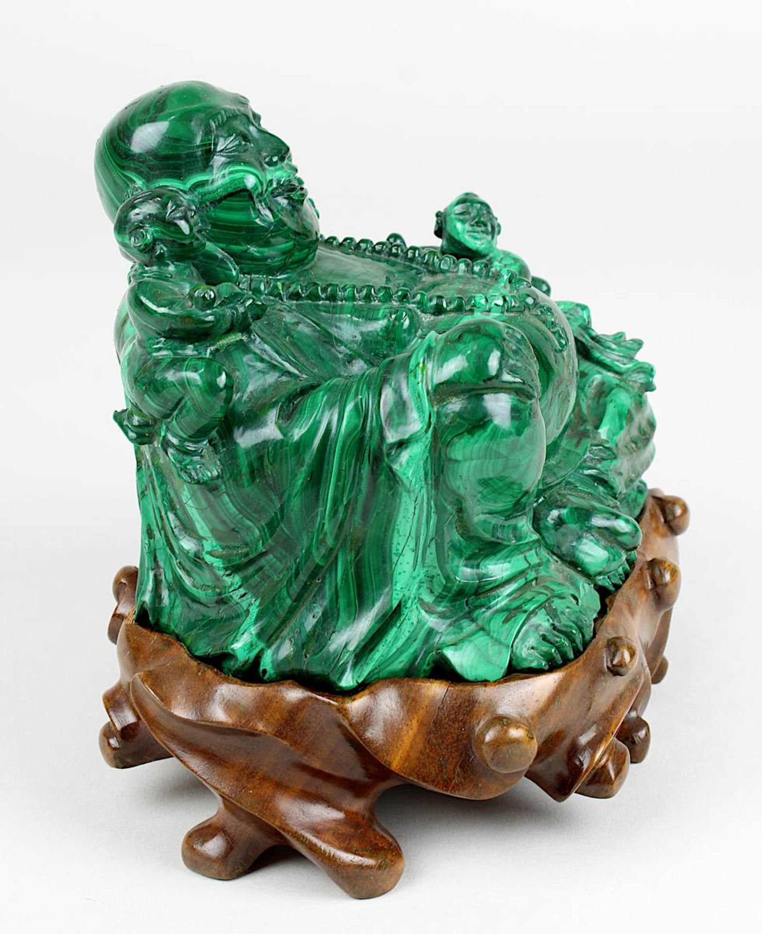 Malachit-Glücksbuddha-Figur, China um 1950, aus einem Stück gemaserten Steins geschnitzter, - Image 4 of 4
