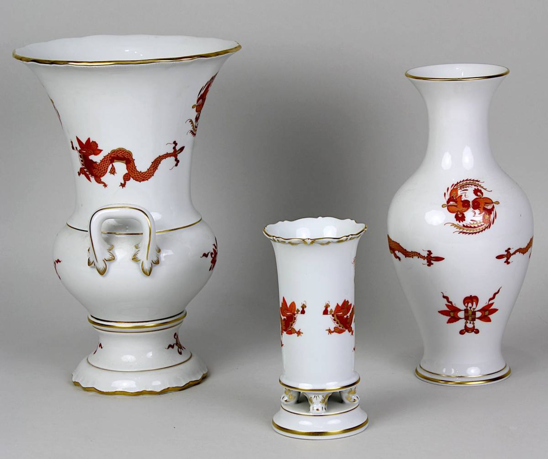 Drei Vasen, Meissen 2. H. 20. Jh., Dekor roter Drache mit Goldrändern, purpur u. gold staffiert: - Image 4 of 5