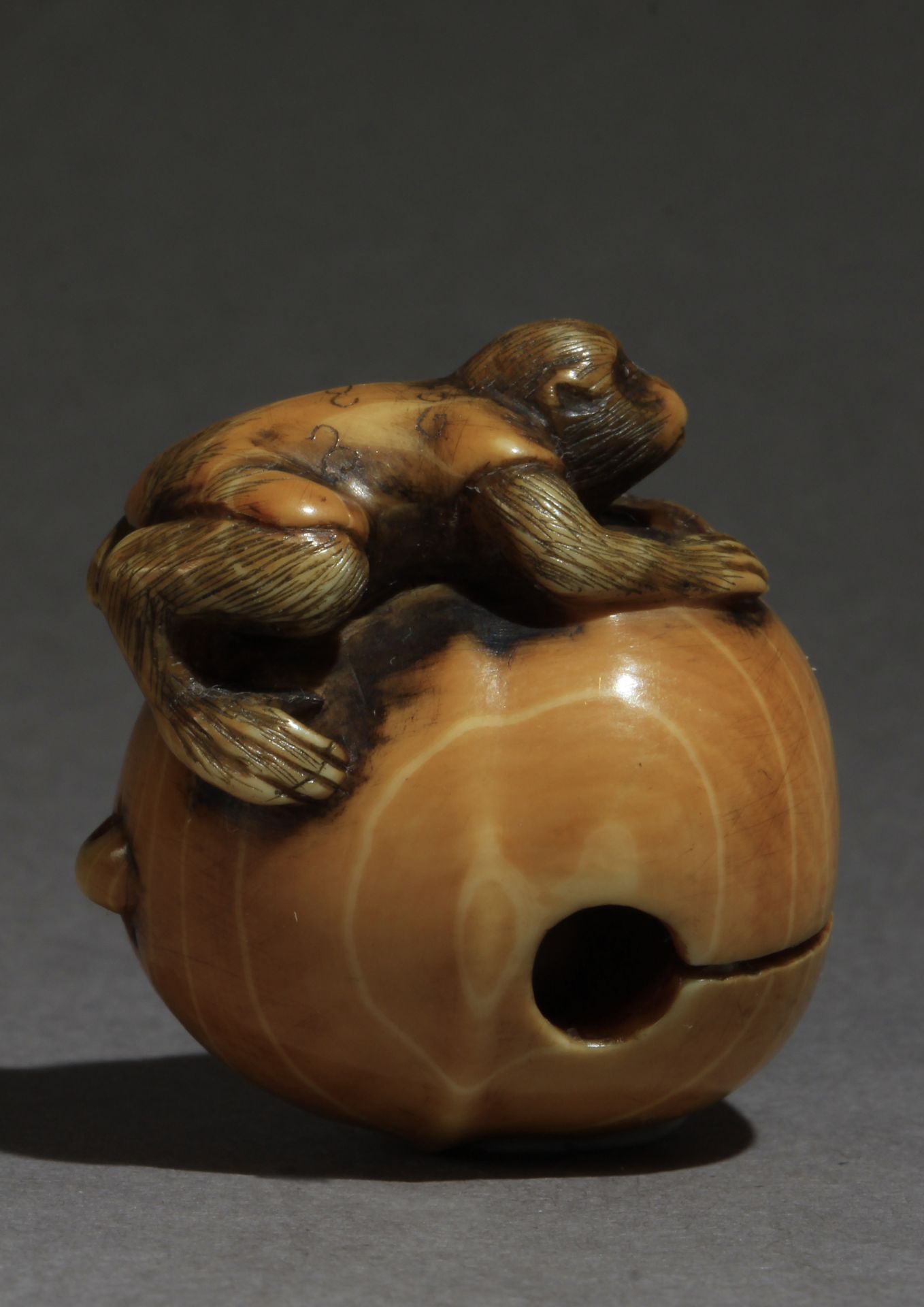 A mid 19th century Japanese netsuke from Edo period - Image 4 of 7