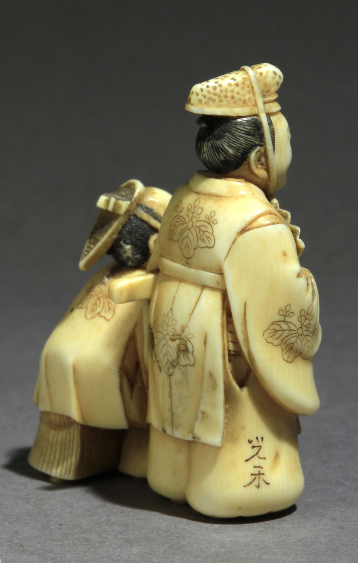 A 19th century Japanese netsuke from Meiji period - Image 5 of 6
