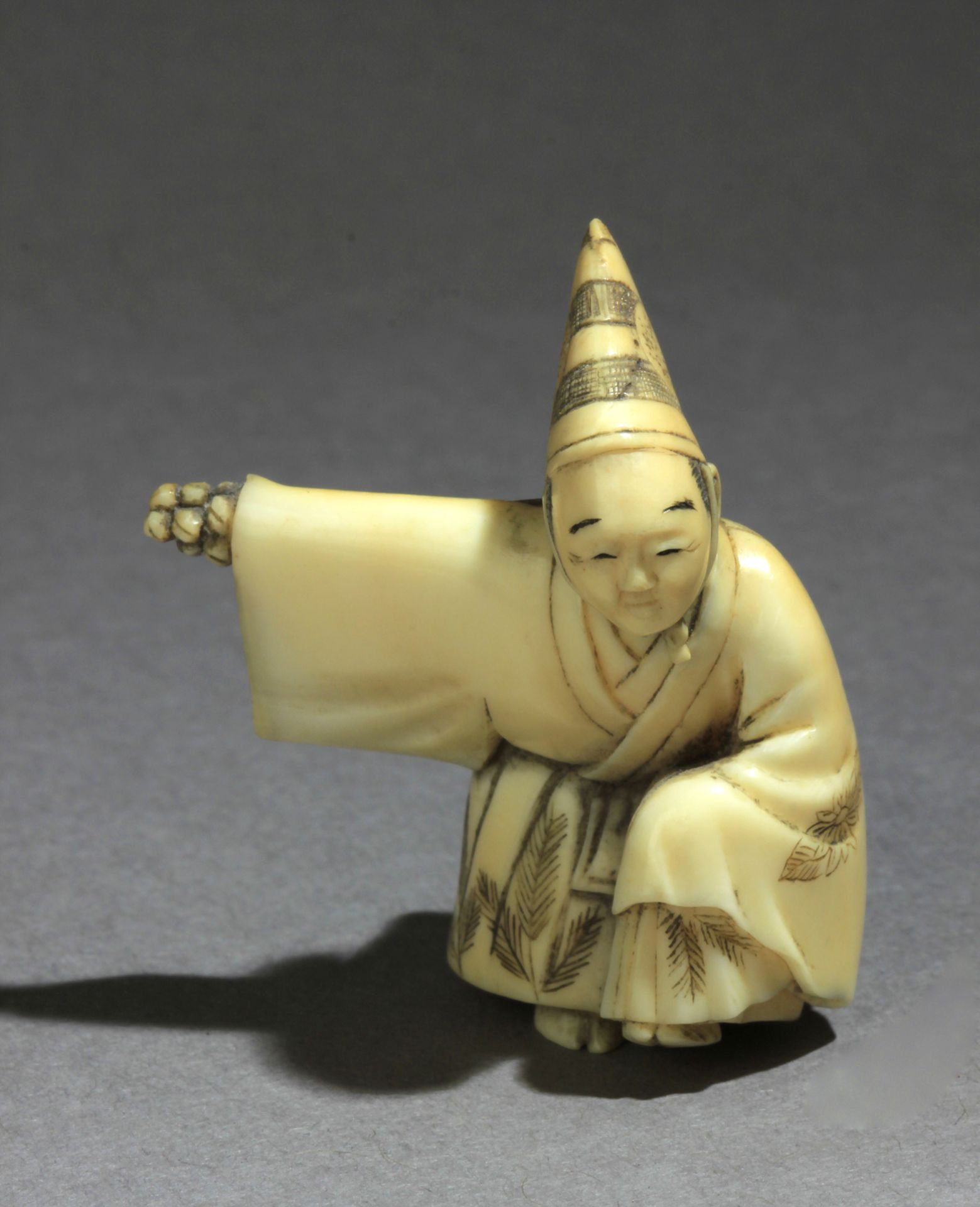 A 19th century Japanese netsuke from Meiji period - Image 2 of 8