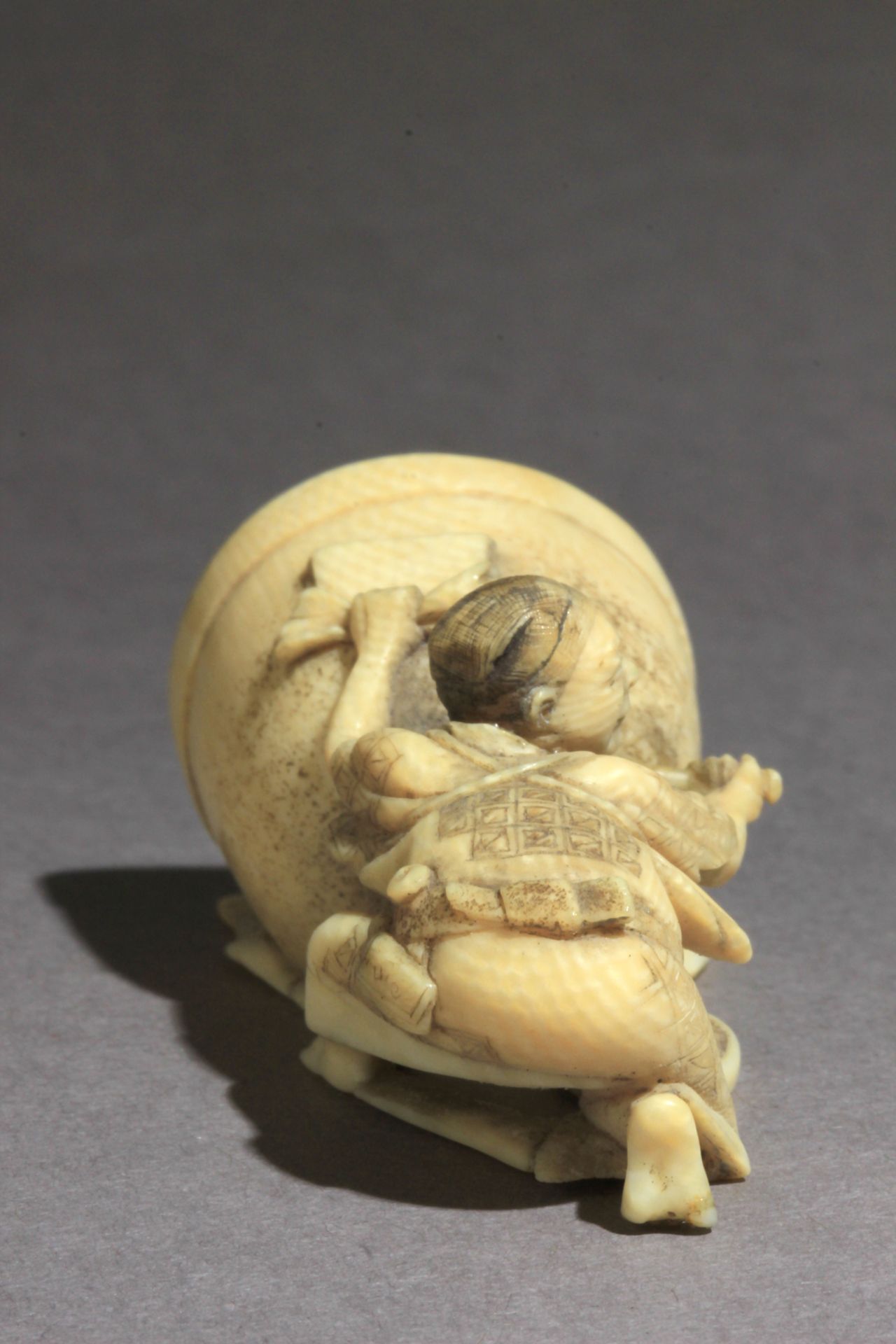 A mid 19th century netsuke-okimono from Edo-Meiji period - Image 3 of 7