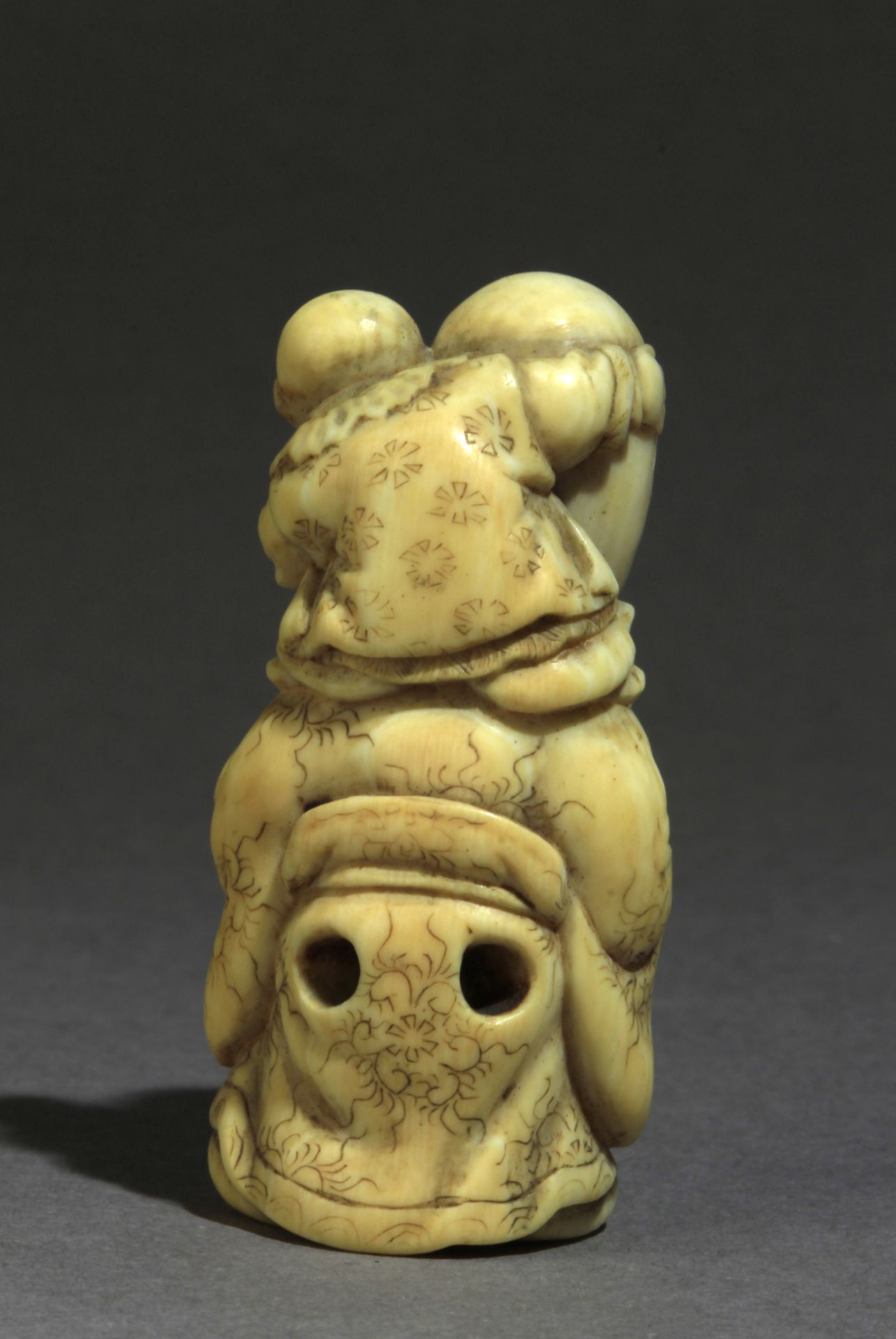 A late 19th century Japanese netsuke from Meiji period - Image 5 of 8