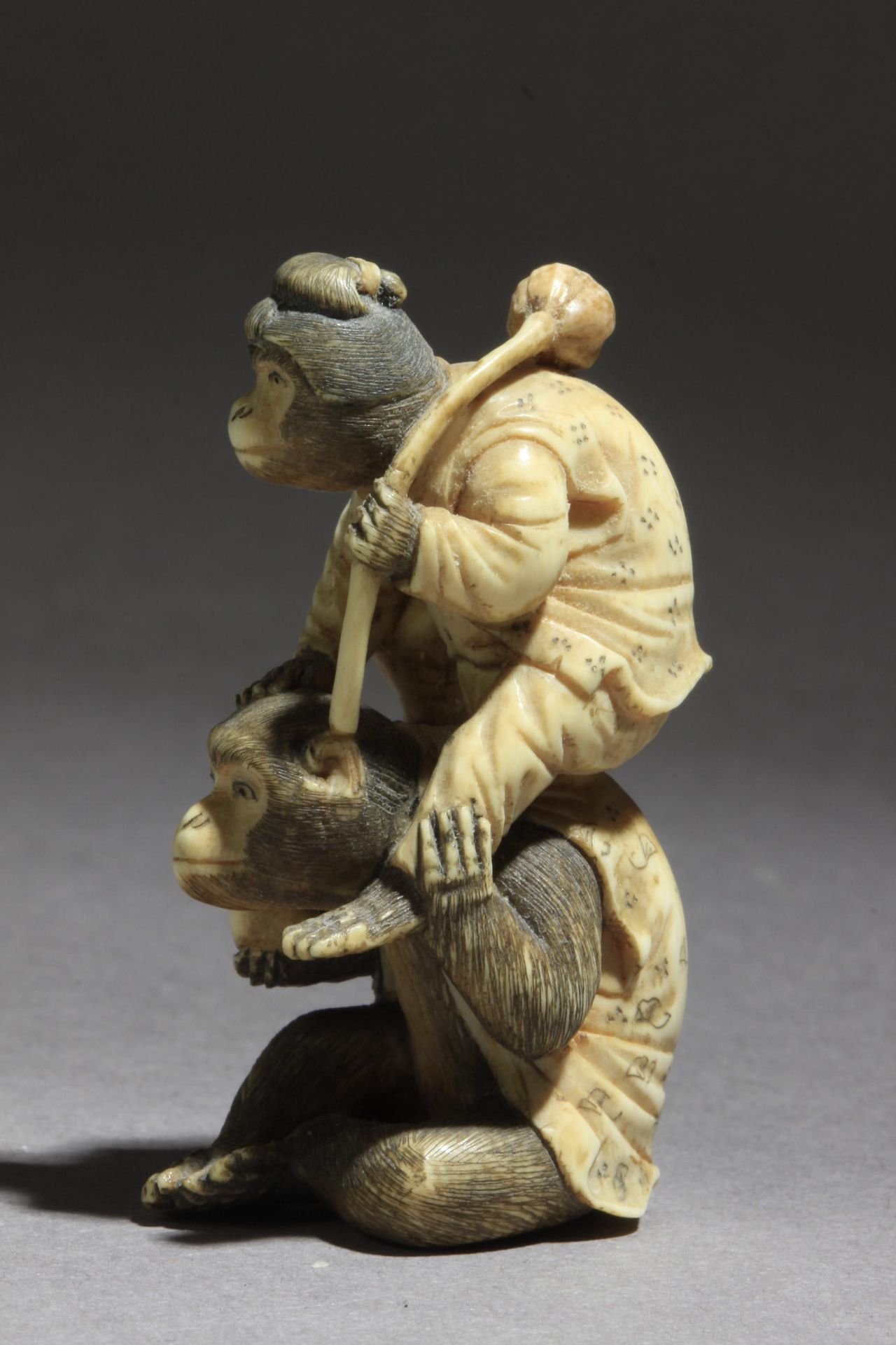 A mid 19th century Japanese netsuke - Image 4 of 11