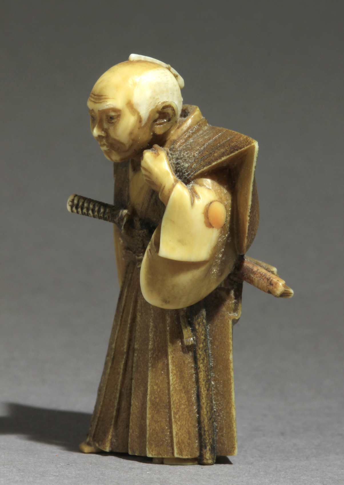 A Japanese netsuke form early Showa period circa 1930 - Image 2 of 7