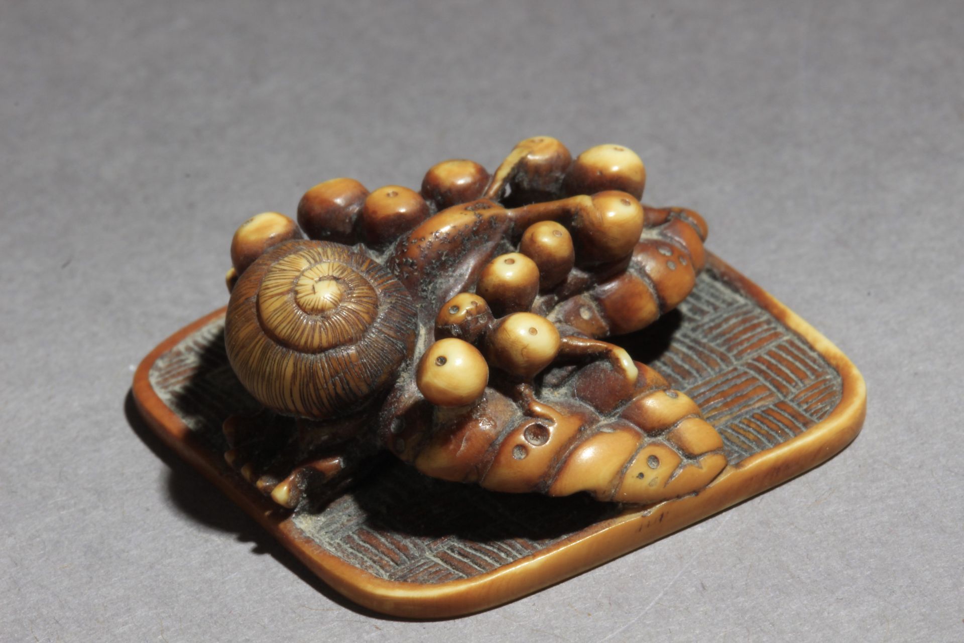 A 19th century Japanese netsuke - Image 3 of 7