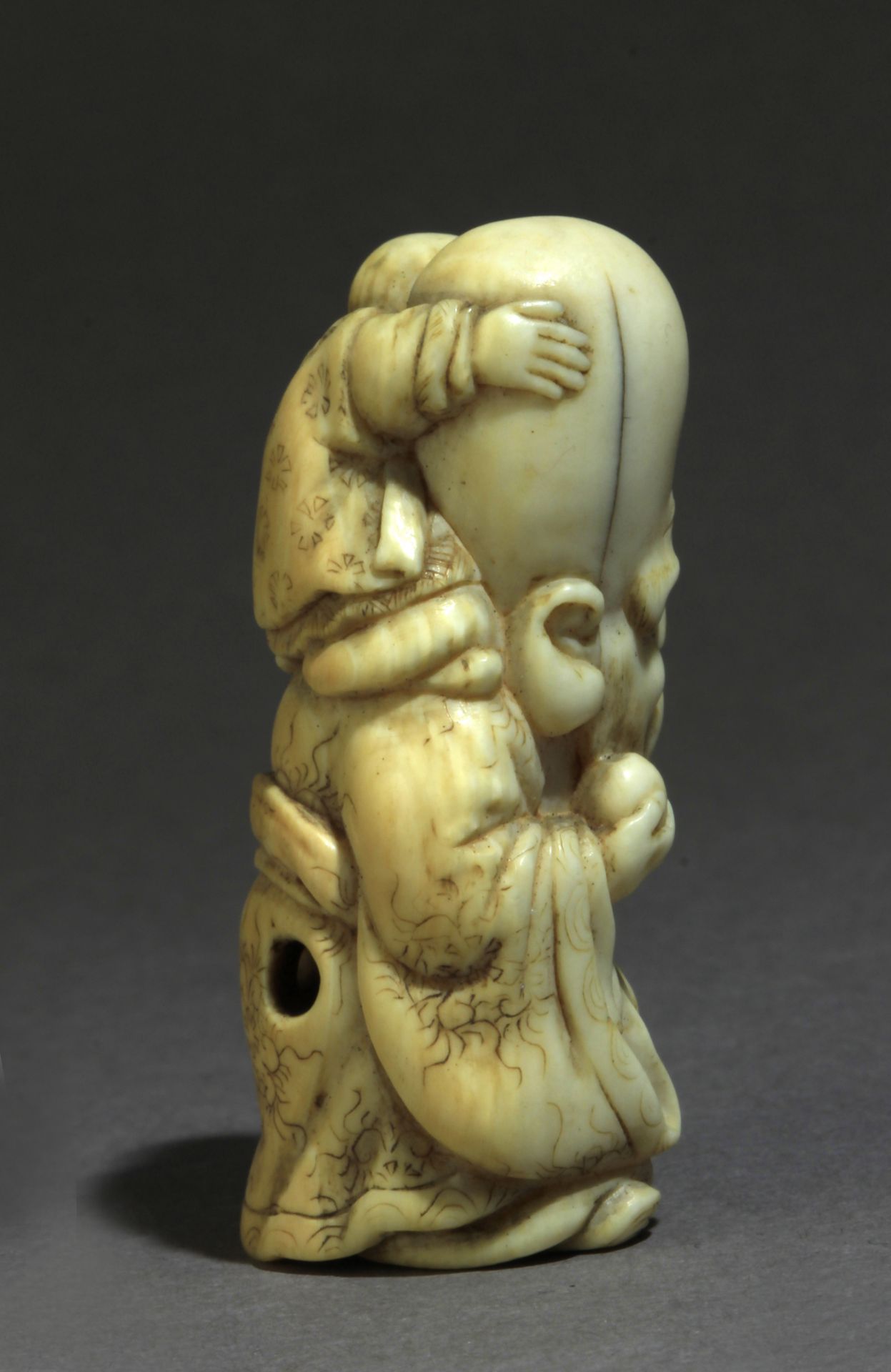 A late 19th century Japanese netsuke from Meiji period - Image 6 of 8